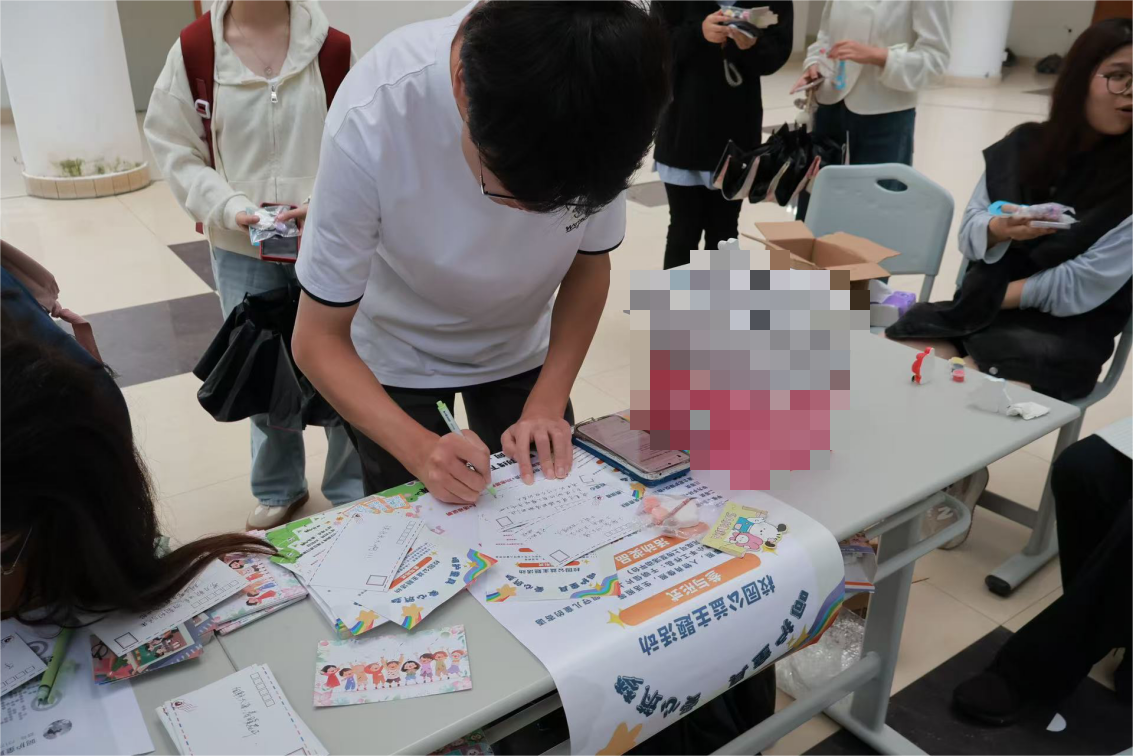 上海政法学院语言文化学院开展“情暖童心 与爱同行”志愿公益活动